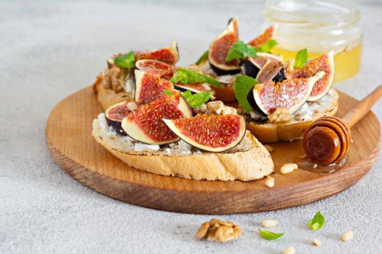 Canapés with Figs and Cream Cheese