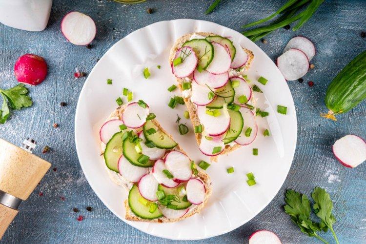 Canapés with Cream Cheese and Radishes