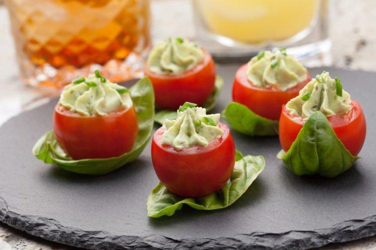 Canapés with Cherry Tomatoes and Cream Cheese