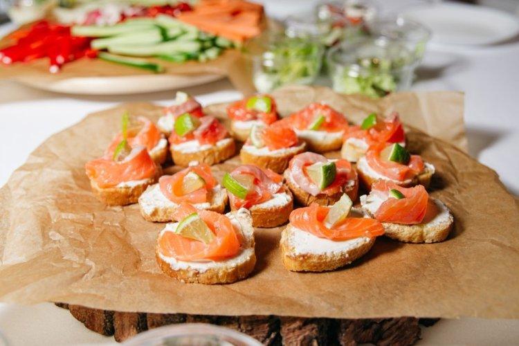 Canapés with Salmon and Cream Cheese