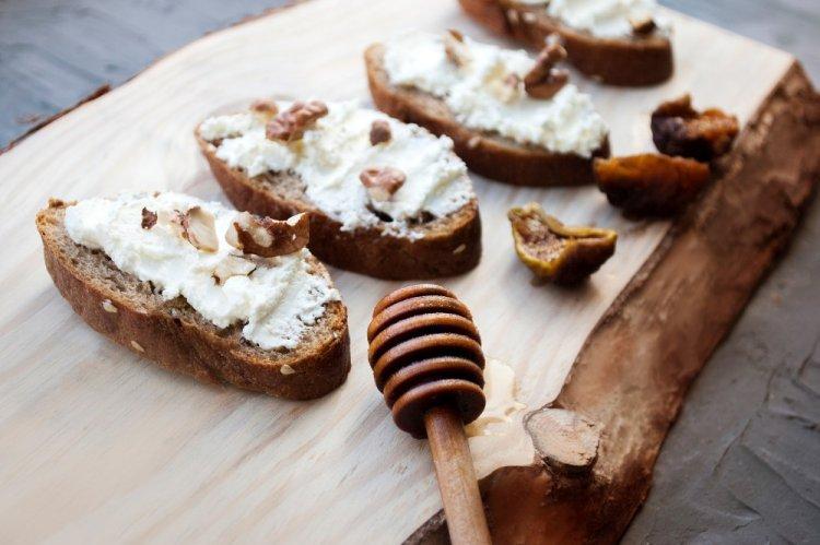 Canapés with Cream Cheese, Honey, and Nuts