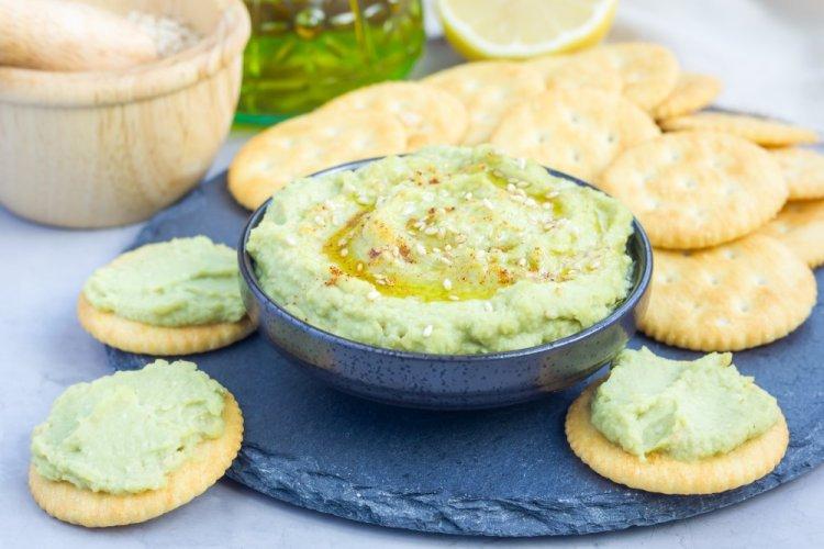 Canapés de aguacate sobre galletas saladas