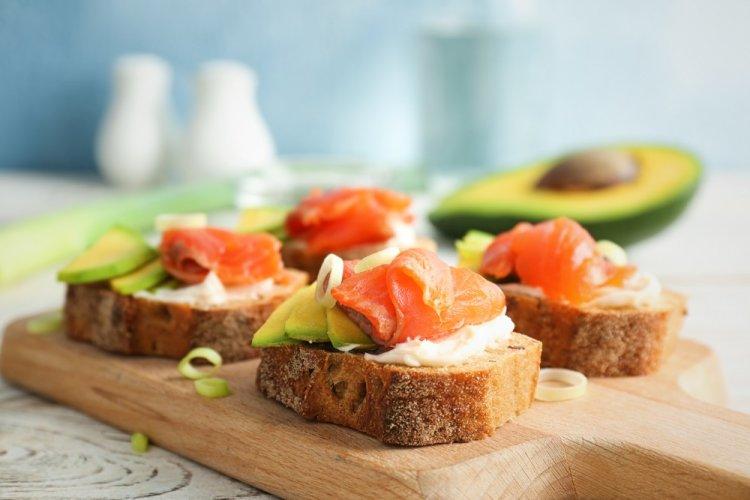 Canapés de salmón, aguacate y queso crema