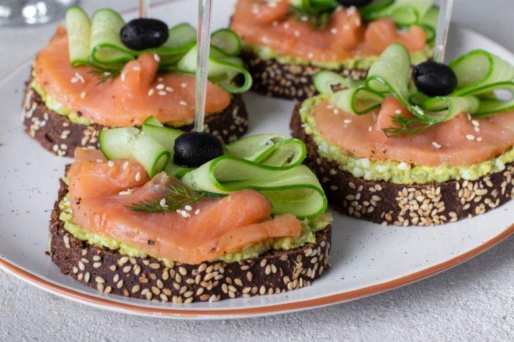 Canapés de salmón, pepino y aguacate