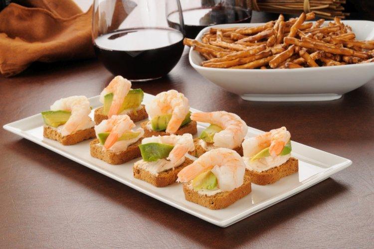 Canapés de aguacate y gambas