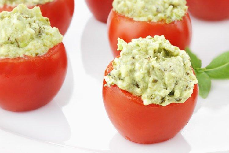 Canapés de tomates cherry y aguacate
