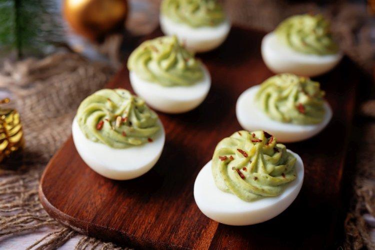 Canapés de aguacate y huevos de codorniz