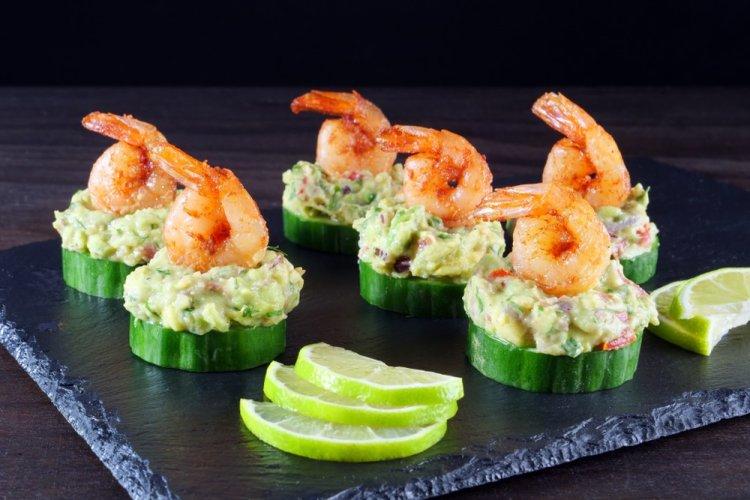 Canapés de atún enlatado y aguacate