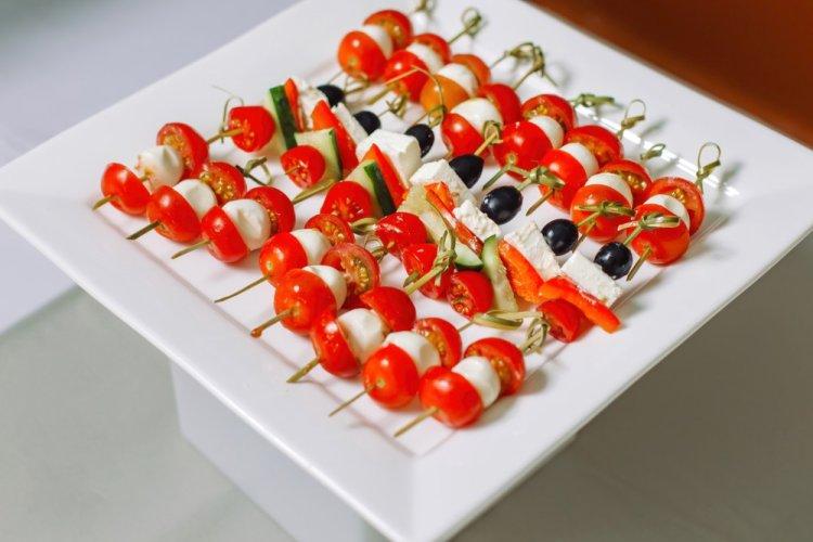 Canapés de aguacate, verduras y mozzarella