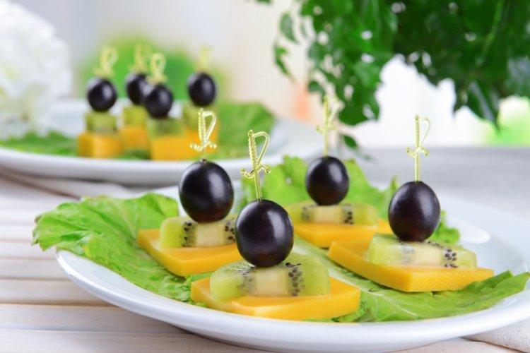 Canapés de aguacate, kiwi y aceitunas