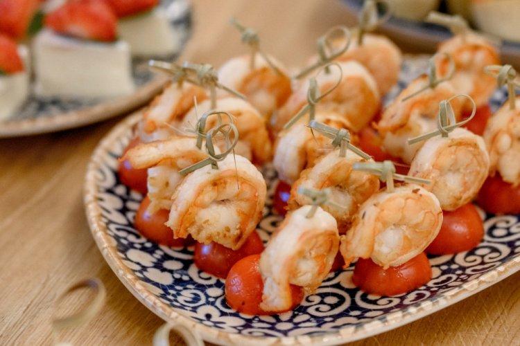 Canapés de gambas, aguacate y tomates cherry