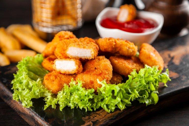 Nuggets empanados con patatas fritas en freidora de aire