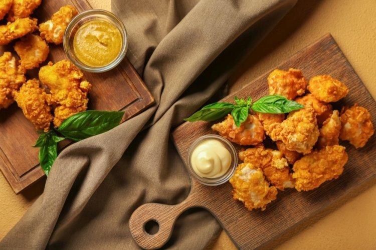 Nuggets de pollo con empanado de maíz en freidora de aire
