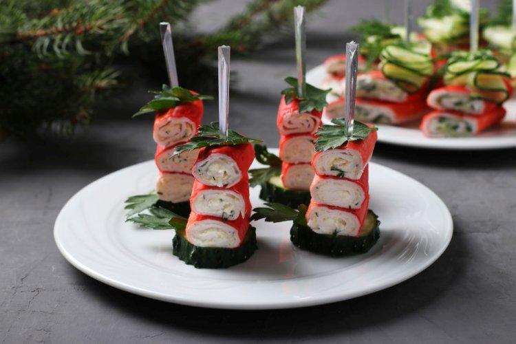 Canapés con queso crema, pepino y palitos de cangrejo