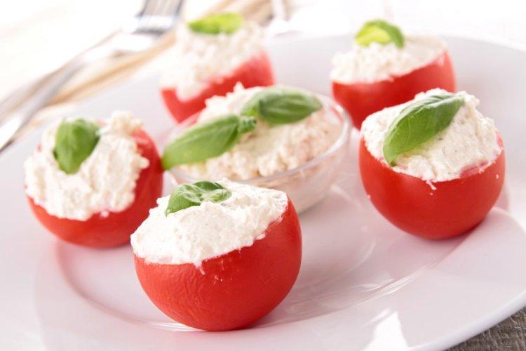 Canapés con palitos de cangrejo y tomates