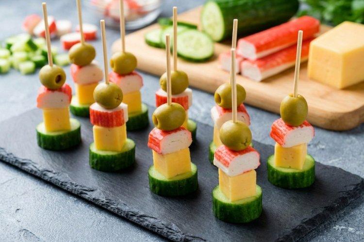 Canapés con palitos de cangrejo, queso y aceitunas