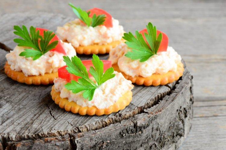 Canapés con pasta de palitos de cangrejo sobre crackers
