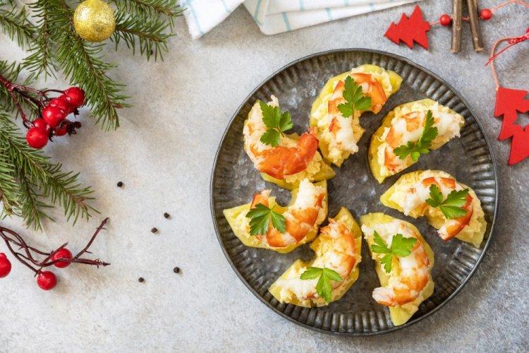 Canapés con piña y palitos de cangrejo