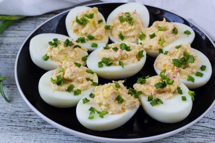 Canapés con palitos de cangrejo y huevos de codorniz