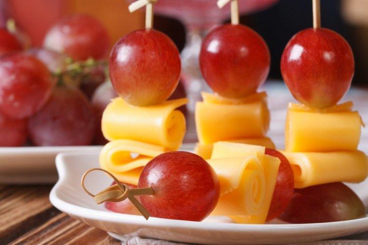 Canapés con palitos de cangrejo y uvas