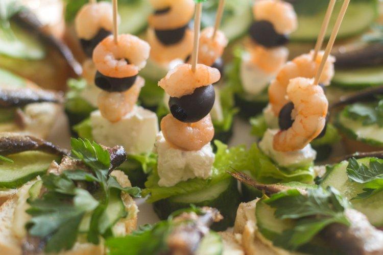 Canapés con camarones y palitos de cangrejo
