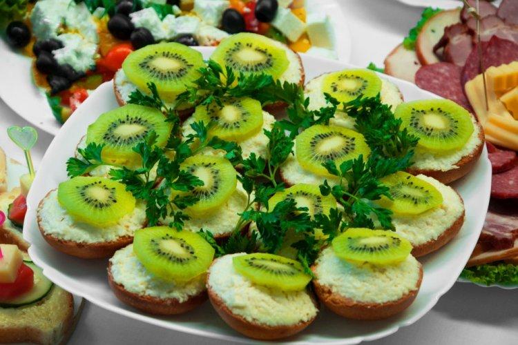 Canapés con kiwi y palitos de cangrejo