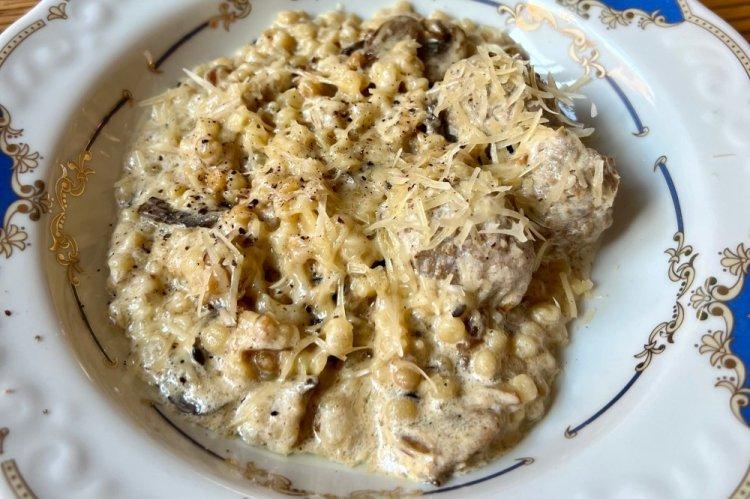 Ptitim with Chicken in Cream Sauce