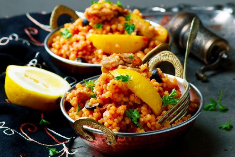 Ptitim with Chicken in Tomato Sauce