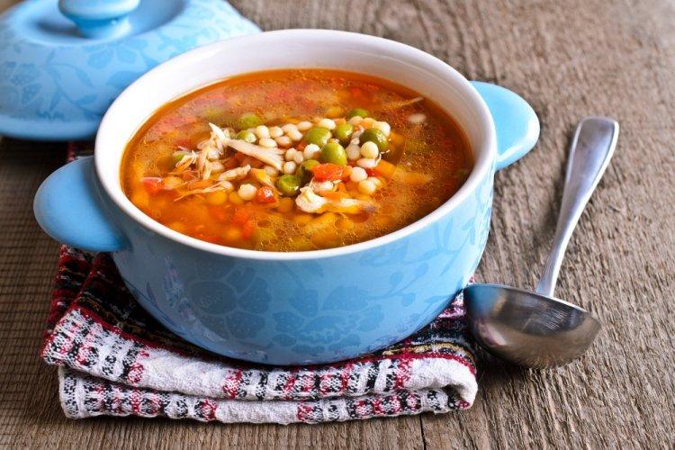 Sopa con tomates, guisantes verdes y ptitim