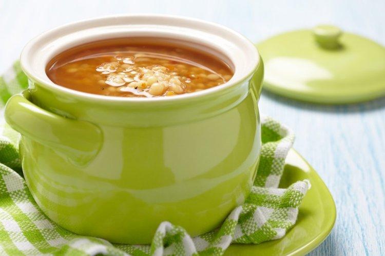 Sopa con ptitim, pimiento morrón y apio