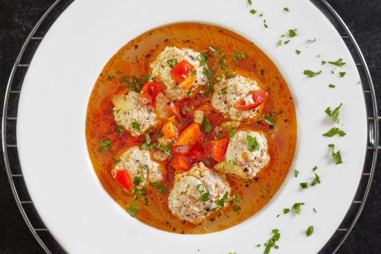 Sopa de tomate con ptitim y albóndigas