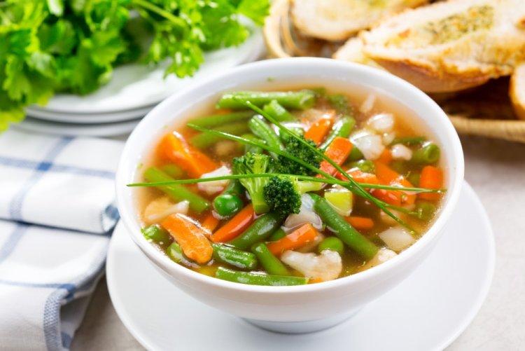 Sopa con ptitim, calabacín y judías verdes