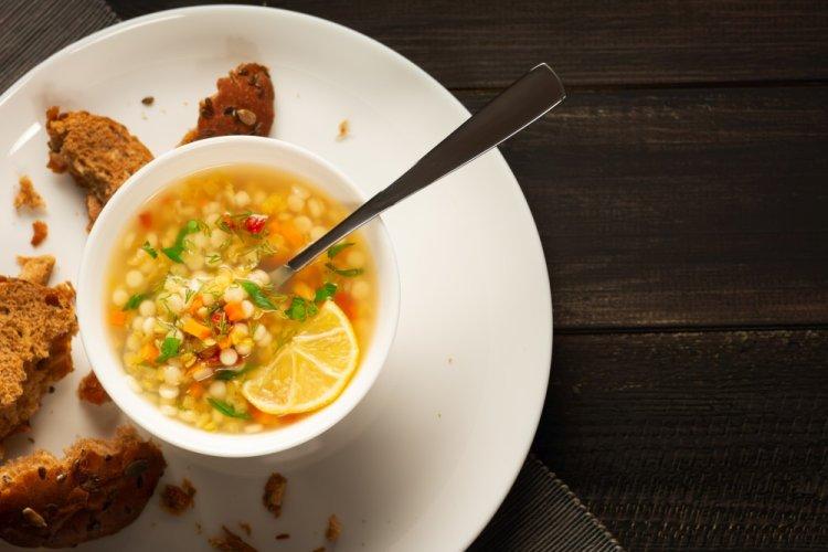 Sopa con ptitim y espinacas