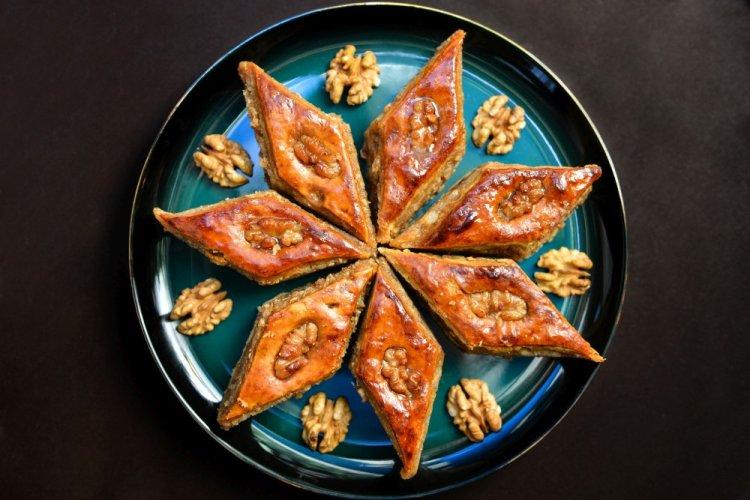 Baklava with Phyllo Dough and Walnuts