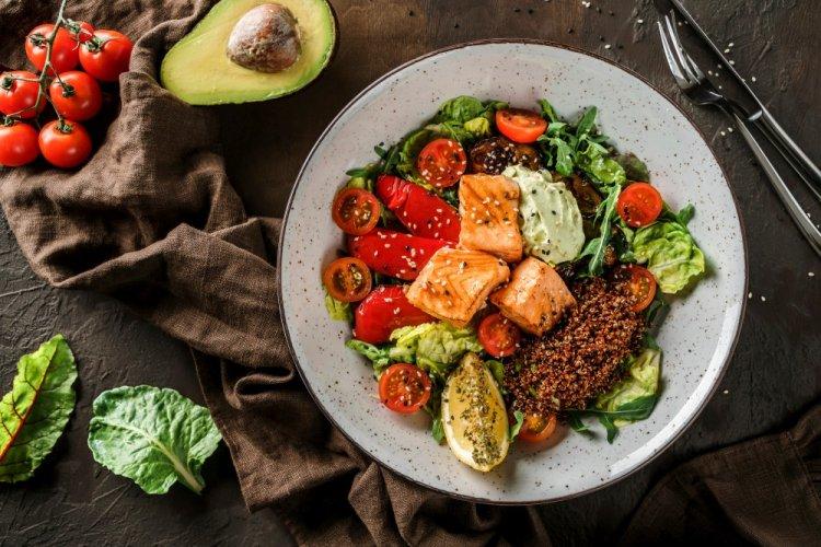Quinoa, Salmon, and Spinach Bowl