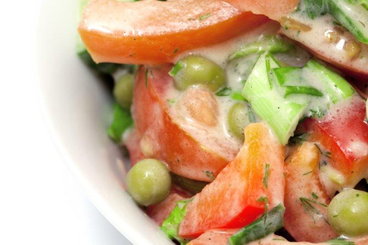 Salad with Tomatoes, Green Peas, and Chicken Hearts