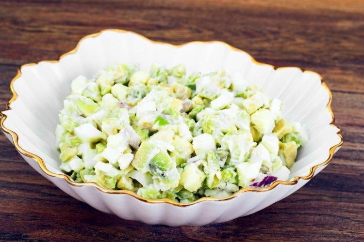 Salad with Chicken Hearts, Avocado, and Arugula