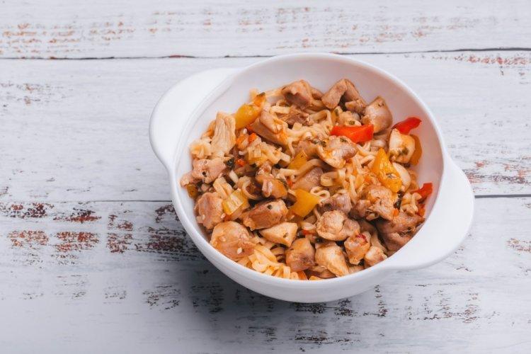 Instant Noodles with Chicken in Cream Sauce