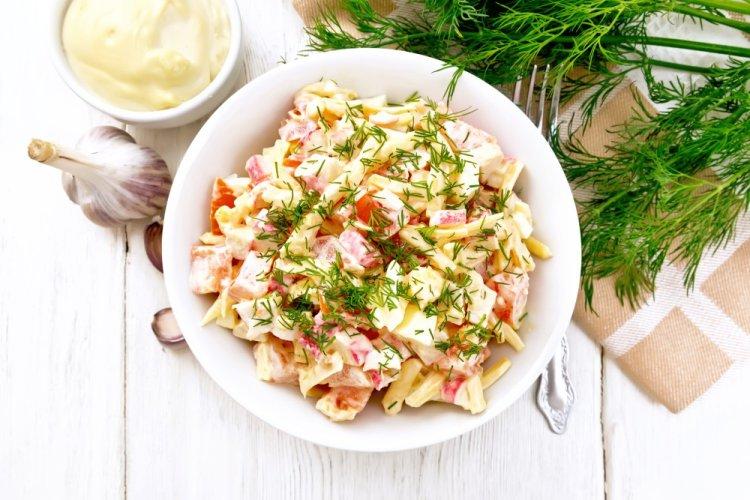 Instant Noodle Salad with Tomatoes and Cheese