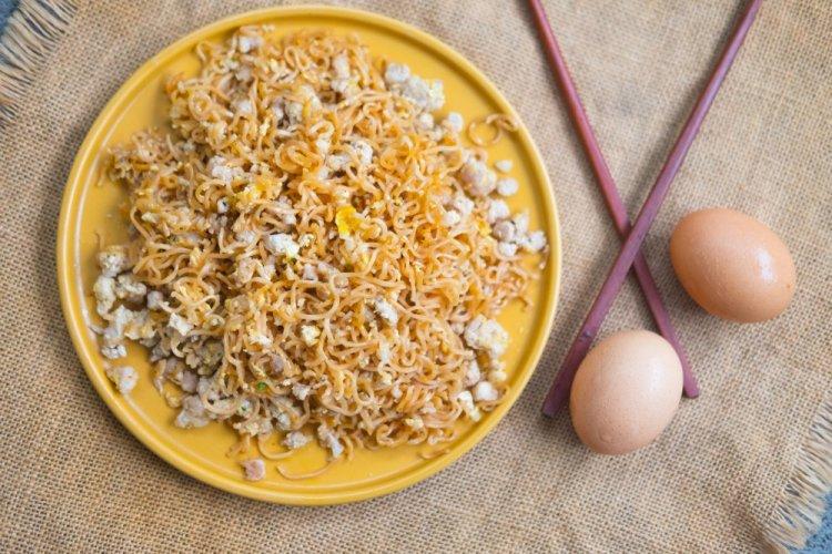 Instant Noodles with Egg in a Pan