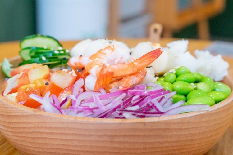 Bowl con arroz, camarones y col morada