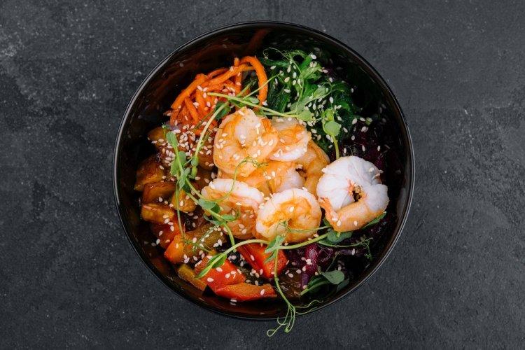 Bowl con camarones, quinoa y verduras