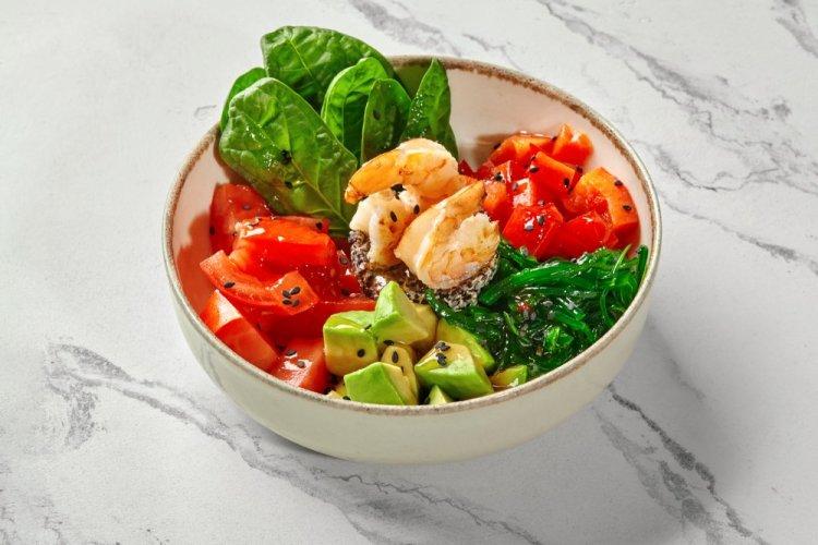Bowl con camarones, tomates y rúcula