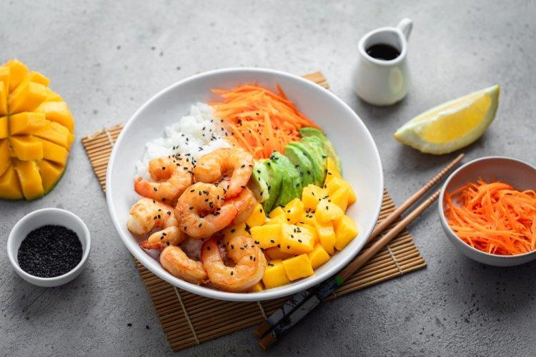 Bowl con camarones y mango