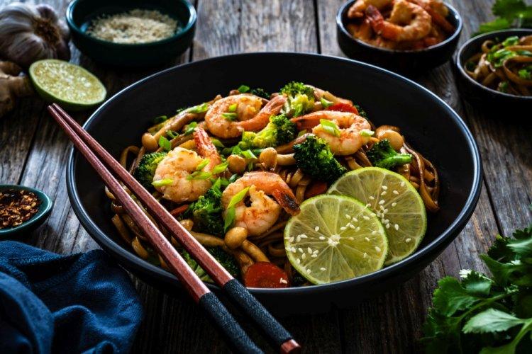 Bowl con fideos de arroz, camarones y brócoli