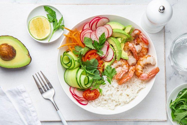 Bowl con camarones y rábano