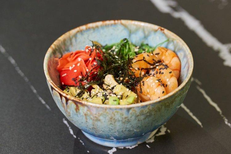 Bowl con camarones y salmón