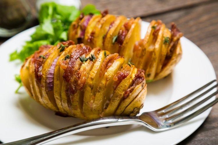 Patatas acordeón con bacon en freidora de aire