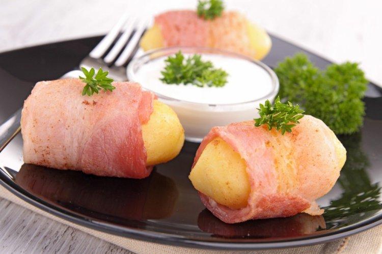 Patatas envueltas en bacon, horneadas en freidora de aire