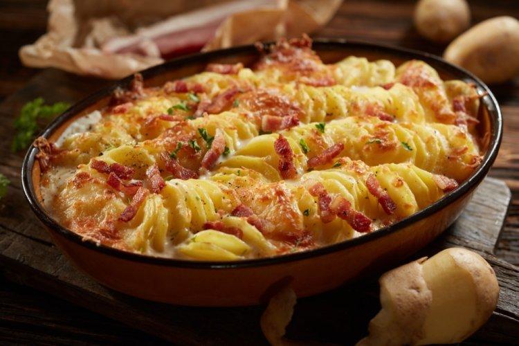 Patatas con bacon cubiertas de queso en freidora de aire
